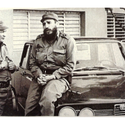 Fidel Castro sentado sobre un Alfa Romeo