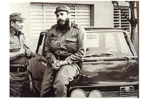 Fidel Castro sentado sobre un Alfa Romeo