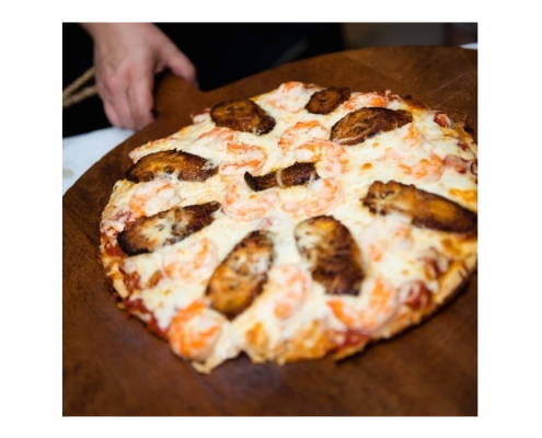 Pizza de camarones y plátanos maduros