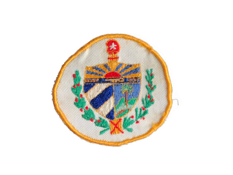 Monograma bordado con el escudo nacional