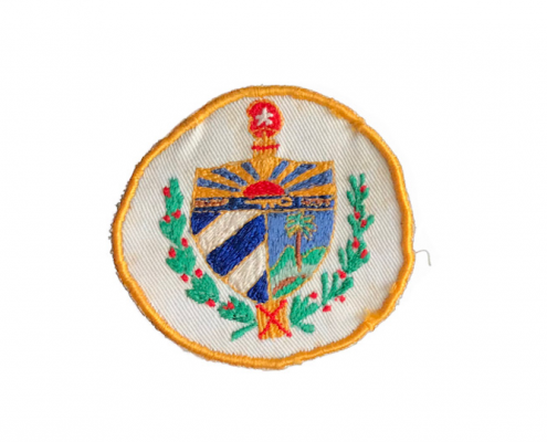 Monograma bordado con el escudo nacional